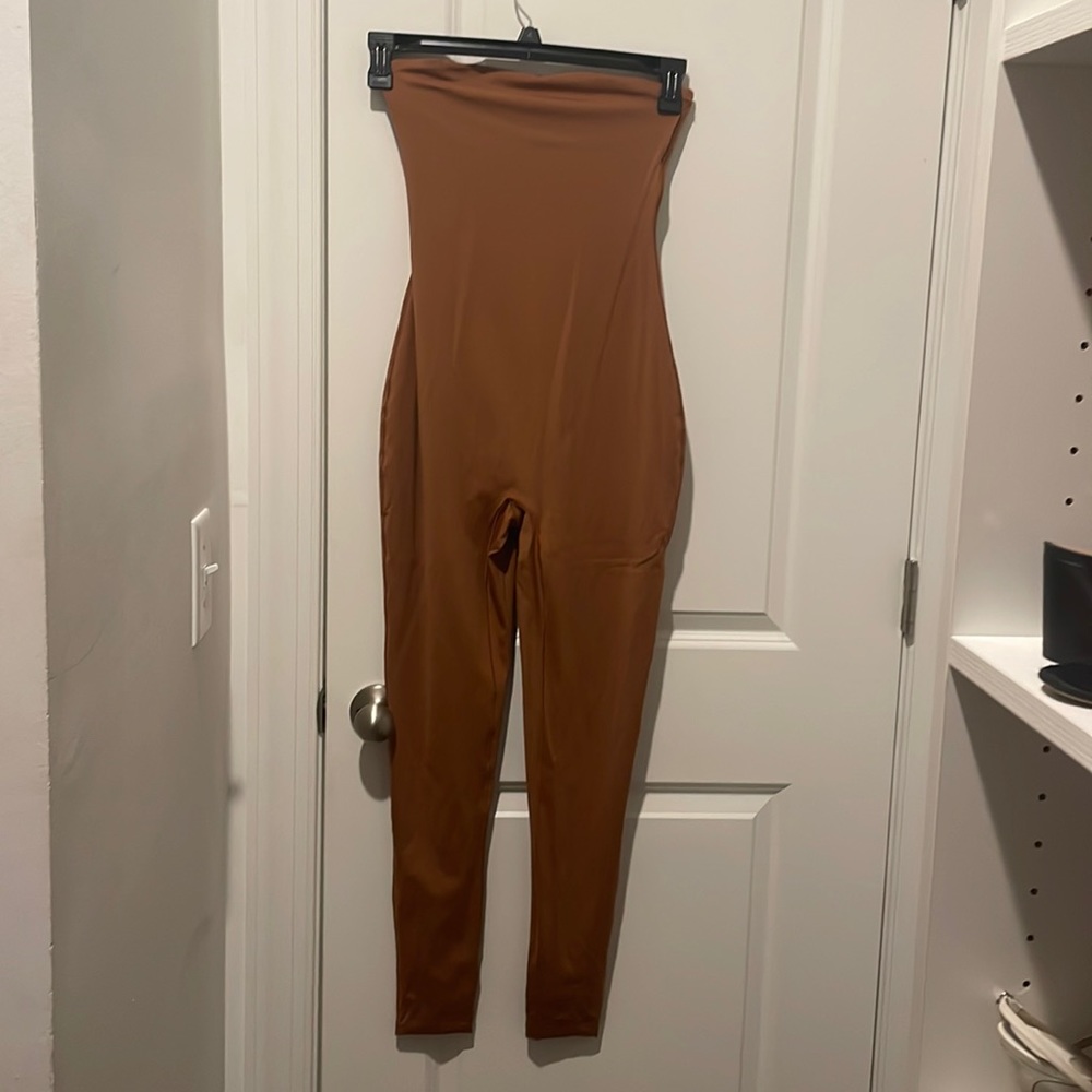 Skims tan strapless body suit. Size M. Never worn.